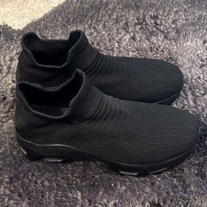 Sleek Black Knit Slip-On Slip-Resistant Shoes